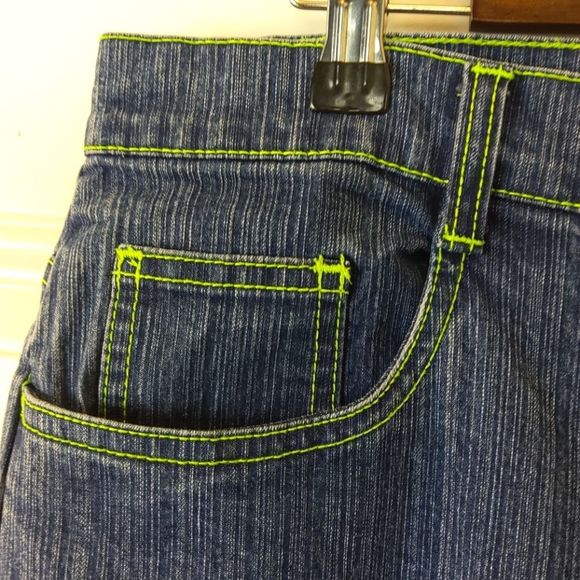 Bill Blass stretch capris with green gingham cuffs - Picture 2 of 11